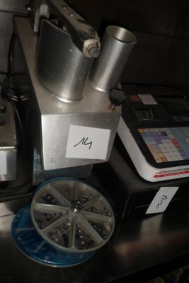 un grand nombre d'objets posés sur une table
