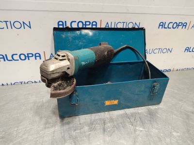 une boîte bleue contenant un outil électrique, posée sur une table