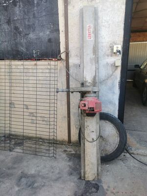 une borne d'incendie située devant un immeuble auquel elle est fixée