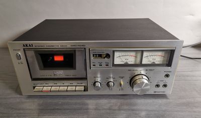 un gros plan d'une radio posée sur une table en bois