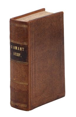 un vieux livre marron sur lequel est collée une étiquette noire