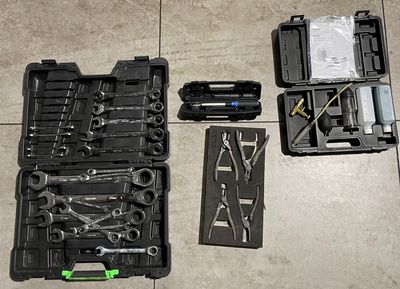 de nombreux outils posés à même le sol