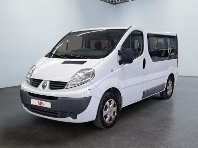 une camionnette blanche garée dans une pièce