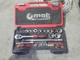 une trousse à outils posée sur le sol