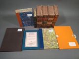 plusieurs livres sont empilés sur une table