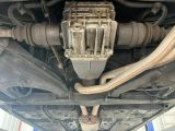 un gros plan sur le moteur et les pots d'échappement d'une voiture