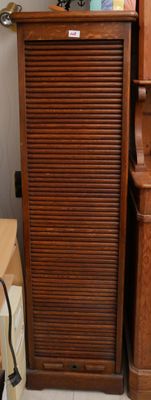 une armoire haute surmontée d'une horloge