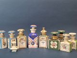 sept flacons de parfum différents posés sur une table