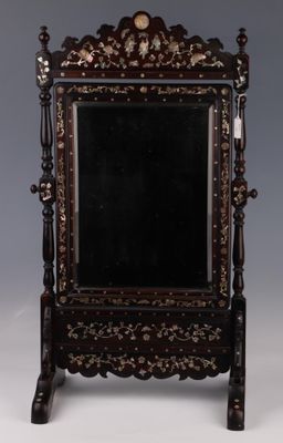 un miroir richement décoré, doté d'un cadre en bois et posé sur un pied