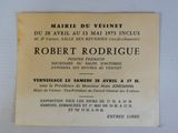 une plaque fixée au mur d'un immeuble, sur laquelle figure la photo d'un homme en costume