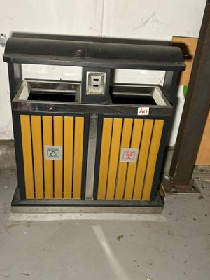 deux poubelles placées l'une à côté de l'autre dans une pièce