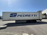 un camion semi-remorque garé dans un parking