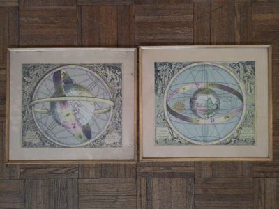 deux cartes du monde encadrées accrochées au mur