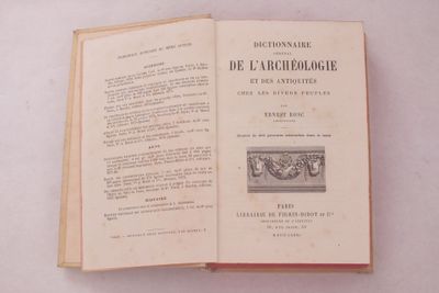un livre ouvert sur lequel figure la photo d'un homme