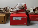 trois paires de chaussures pour femmes posées sur des cartons, les unes à côté des autres