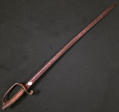 une vieille épée avec une poignée en bois sur fond noir