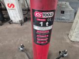 un extincteur rouge posé dans un garage