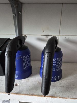 deux bonbonnes de gaz bleues et noires posées sur une étagère