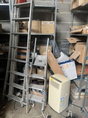 une pièce remplie de cartons et d'une échelle