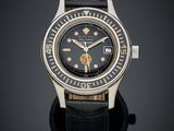gros plan d'une montre sur une surface noire avec un fond noir