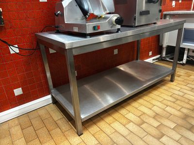 une machine posée sur une table dans une cuisine