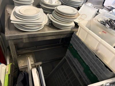 beaucoup d'assiettes et de casseroles empilées sur une étagère