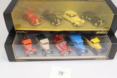 six petites voitures dans une vitrine posée sur une table