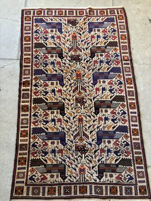 un tapis posé à même le sol, orné d'un motif