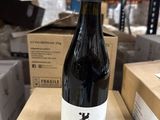 une bouteille de vin posée sur une caisse dans un entrepôt