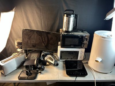 une table sur laquelle sont posés de nombreux appareils électroniques