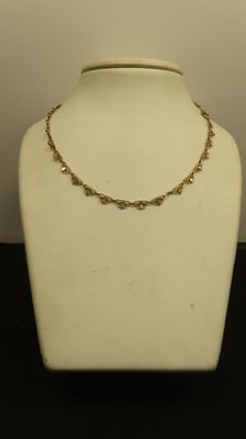 gros plan d'un mannequin portant un collier