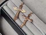 deux croix dans un étui posé sur une table