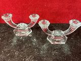 deux bougeoirs en verre transparent posés sur une table noire