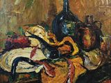 une peinture à l'huile représentant une nature morte avec une bouteille et une assiette posées sur une table