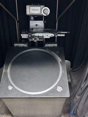 une machine posée sur une table dans une pièce