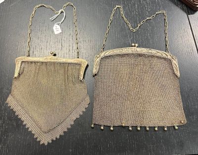 Deux petits sacs à main sont posés l'un à côté de l'autre sur une table.