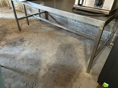 une table sur laquelle est posé un micro-ondes