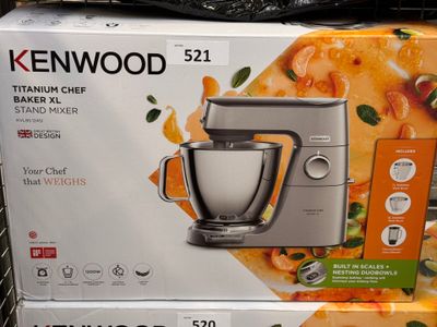 emballage d'un robot pâtissier Kenwood exposé dans un magasin