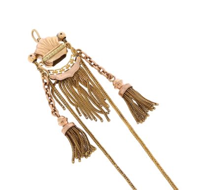 un gros plan d'un collier en or orné de pompons sur fond blanc