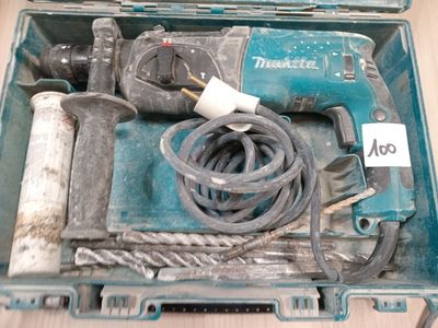une boîte contenant des outils sur une table