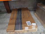 une pile de cartons posée par terre dans un entrepôt