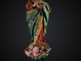 une statue représentant une femme tenant un enfant dans ses bras, posée sur une table
