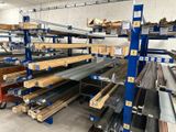 Il y a beaucoup de types différents de métal et de bois dans cet entrepôt