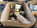 une boîte en carton contenant une batte de baseball