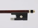 une image représentant un archet de violon avec un manche en bois sur fond blanc