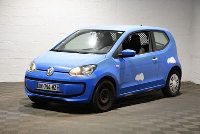 la photo d'une petite voiture bleue garée dans un garage