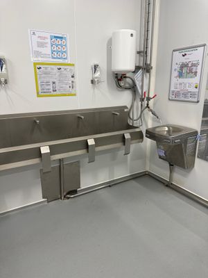 une photo de toilettes publiques avec un lavabo et des toilettes