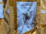 les nombreux sacs de produits alimentaires exposés dans un magasin