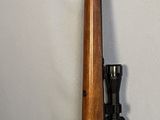 un fusil accroché au mur