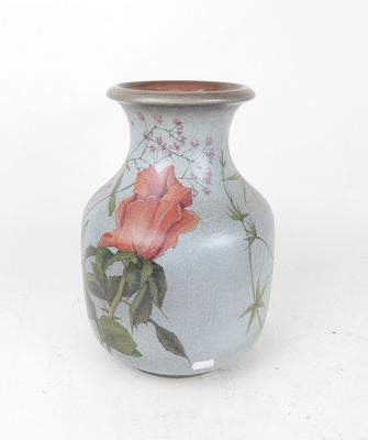 un vase sur lequel est peinte une rose sur fond blanc